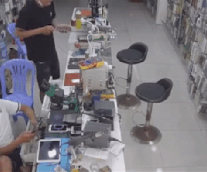 Thót tim khoảnh khắc thanh niên bị điện giật ngã vật xuống đất khi cắm sạc điện thoại