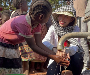 Hoa hậu Thùy Tiên làm từ thiện tại Angola: Nụ cười Miss Grand hòa cùng niềm vui của dân nghèo