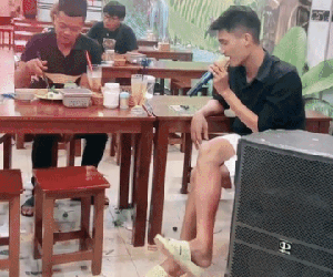Ngẫu hứng hát hò với chiếc loa kẹo kéo của khách ăn bún đậu, giọng hát của Mạc Văn Khoa gây bất ngờ