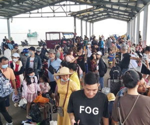 Tàu, phà ra vào Phú Quốc hoạt động trở lại, hành khách chen chân rời đảo