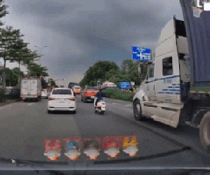 Bị 'ninja' tạt đầu, tài xế container đánh võng 'dọa' nữ tài xế 'hồn vía lên mây'