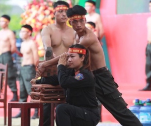 Mãn nhãn xem Cảnh sát cơ động đập vỡ khối đá trên bụng, uốn nhiều vòng sắt quanh cổ