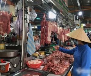 Giá xăng giảm nhưng rau, thịt, trứng ngoài chợ lại ngược chiều bất thường