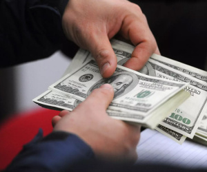 USD tiếp tục tăng mạnh, giá chợ đen vượt 24.300 đồng/USD
