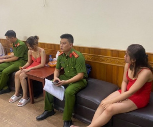 Phát hiện nhân viên cơ sở massage cùng khách khỏa thân trong phòng
