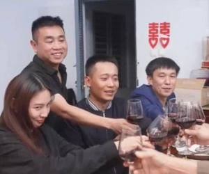 Hoa hậu Thùy Tiên ăn tiệc cùng Quang Linh Vlog, đẹp đôi thế nào mà netizens cứ ngỡ là 'tiệc báo hỷ'?