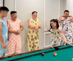 Netizen cườ bể bụng khi thấy vợ chồng Đoàn Di Băng 'bẻ cong' dàn vệ sĩ trai tráng