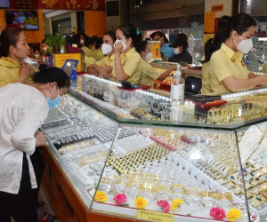Giá vàng hôm nay 16-7: Bị đè nén khi USD còn tăng giá