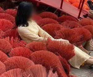 Vô duyên nằm đè lên bó hương chụp ảnh, hai người phụ nữ bị dân tình xúm vào chỉ trích: Để quên cái nết ở nhà rồi à?