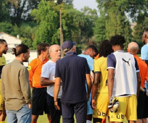 Nhận 2 thẻ đỏ, HLV Pau FC yêu cầu đội rời sân để phản đối trọng tài
