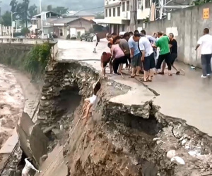 Xem người dân Trung Quốc cứu người đi đường bị nạn trong sạt lở đất