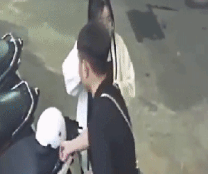 Thanh niên đi SH thản nhiên 'nhảy' mũ bảo hiểm của xe bên cạnh, CĐM tranh cãi nảy lửa: Cầm nhầm hay cố ý?