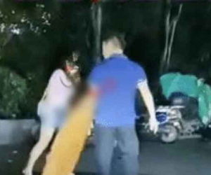 Thấy người đàn ông tát vợ giữa đường, dân tình đang định vào can ngăn nhưng nghe được nguyên nhân đành 'mặc kệ'
