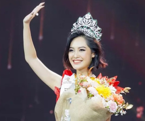 Hoa hậu Nông Thúy Hằng từng gây sốt vì catwalk đánh võng như 'bạch tuộc'