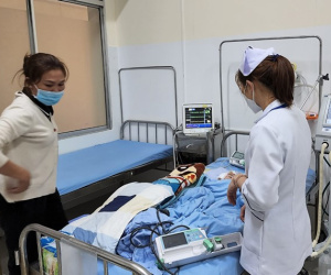Bé gái 2 tuổi nghi bị bảo mẫu bạo hành gây dập phổi, chấn thương sọ não
