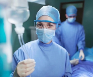Bác sĩ Mỹ bị điều tra vì phá thai cho bé gái 10 tuổi