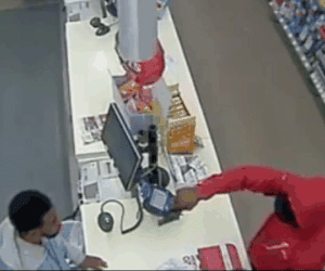Video: Gã đàn ông đi cướp gặp ngay thu ngân 'quá cứng' và cái kết