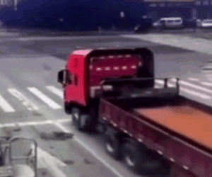 Video: Khó tin cảnh xe container bị tấm thép 'chém rụng' cabin sau khi phanh gấp