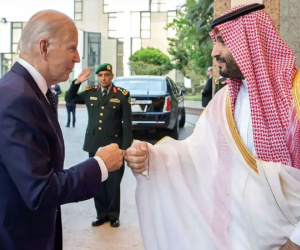 Ông Biden cáu vì bị vặn hỏi về vụ cụng tay với Thái tử Ảrập Xêút