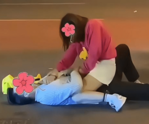 Say quắc cần câu, cặp đôi nằm ngay dưới lòng đường 'thân mật' nhau khiến tất cả 'nóng mắt'