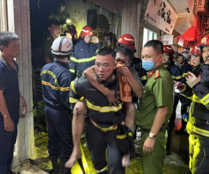 Cháy nhà 5 tầng ở trung tâm Hà Nội, cảnh sát lao vào biển lửa cứu 4 người mắc kẹt