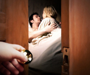 Về nhà lúc nửa đêm và sự thật trong phòng ngủ khiến vợ đứng không vững