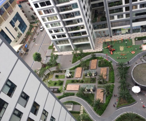 Hà Nội: Nam thanh niên trượt chân rơi từ tầng 3 chung cư xuống đất