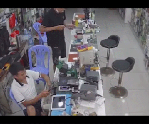 Làm một việc thường ngày với dế cưng, người đàn ông bị điện giật đến ngã lăn ra đất