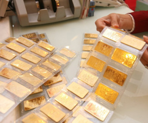 Giá vàng SJC 'lao dốc', vẫn đắt hơn vàng thế giới gần 19 triệu đồng/lượng