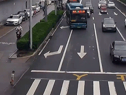 Pha sang đường 'tai hại' của đứa trẻ và màn cứu nguy của tài xế xe buýt