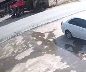 Gặp tai nạn bị xe tải chèn qua đầu, người phụ nữ vẫn ngồi dậy nhờ vật phòng thân quen thuộc