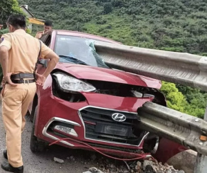 Ô tô bị lan can đường đâm 'xuyên' tới ghế lái, tài xế sống sót thần kỳ
