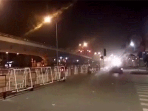 Video: Tàu hỏa phanh khẩn cấp cứu 3 thanh niên trên chiếc xe máy vượt rào chắn