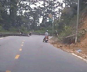 Video thanh niên đạp cả hai chân xuống đường hãm xe khi mất phanh, đáng thương nhất là cô bạn gái ngồi phía sau