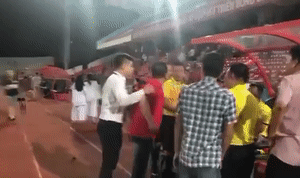 Trọng tài Hoàng Ngọc Hà: Nhân viên CLB Hải Phòng tóm cổ, nhổ nước miếng vào mặt tôi!