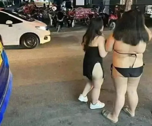 Choáng với hai cô gái có thân hình béo ú nhưng lại dám tự tin mặc đồ lót đứng đường