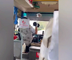 'Muốn khỏe mạnh thì phải tập thể thao', tuy nhiên hành khách chỉ thấy nguy hiểm cho bác tài xế khi quá mê tập tạ