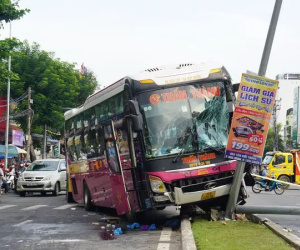 Tránh phụ nữ qua đường, xe khách chở 40 người lao thẳng lên dải phân cách, húc gãy trụ đèn
