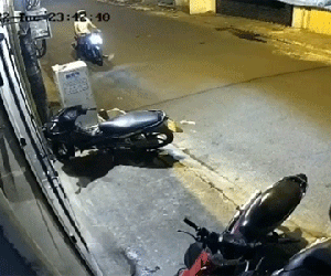Dân mạng hả hê với đoạn clip tên trộm xe máy từ 'kẻ đi săn lại hóa con mồi'