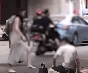 Clip: Cô gái tung cước đánh bạn trai dã man giữa phố và lý do khó tin