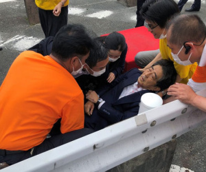 Bác sĩ nghẹn ngào kể lại khoảnh khắc sơ cứu cho ông Shinzo Abe