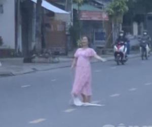 Đứng múa giữa đường, người phụ nữ bị 2 ôtô tông tử vong