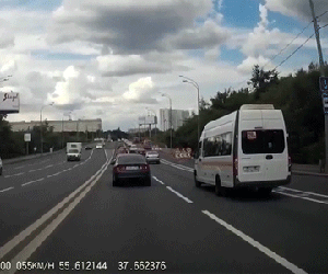 Lái xe kiểu Nga: Vừa đón khách xong, xe buýt rơi cả lốp khiến người đi đường khiếp sợ