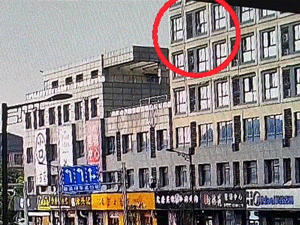 'Nín thở' nhìn người đàn ông ôm trọn bé trai rơi xuống từ tầng 5