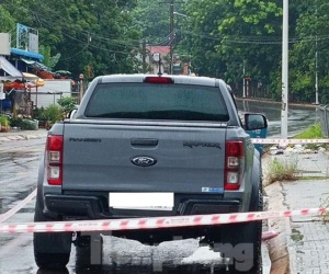 Phát hiện tài xế ngồi bất động trong xe bán tải sau hai ngày đậu giữa đường