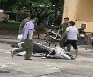 Nam thanh niên hung hăng đuổi chém công an tại trụ sở UBND