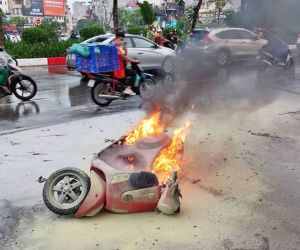 Đang di chuyển trên đường, xe máy bất ngờ bốc cháy dữ dội giữa phố Hà Nội