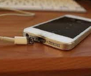 Bé gái 10 tuổi tử vong nghi do sạc điện thoại
