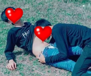 Hai chàng trai 'hành sự' ngay giữa ban ngày trên đồng cỏ