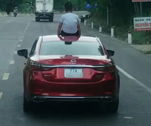 Để con trai 9 tuổi ngồi trên mui ô tô đang chạy, người mẹ bị tước bằng lái 2 tháng